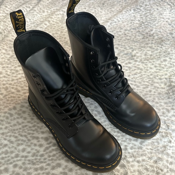 Dr. Martens 1460 Women’s Smooth Leather Lace Up Boots - Picture 2 of 6